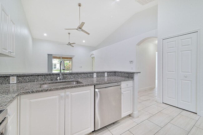 Foto del edificio - ** Rarely Available  ~ 3/2 Duplex W/ 2 Car Garage ~ Updated **