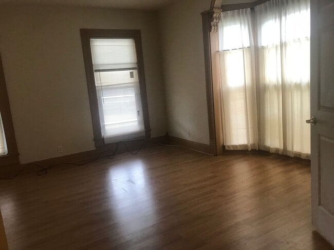 Foto del edificio - Downstairs unit....1 Bedroom 1 Bath