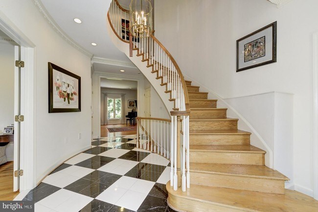 Foto del edificio - 4709 Foxhall Cres NW
