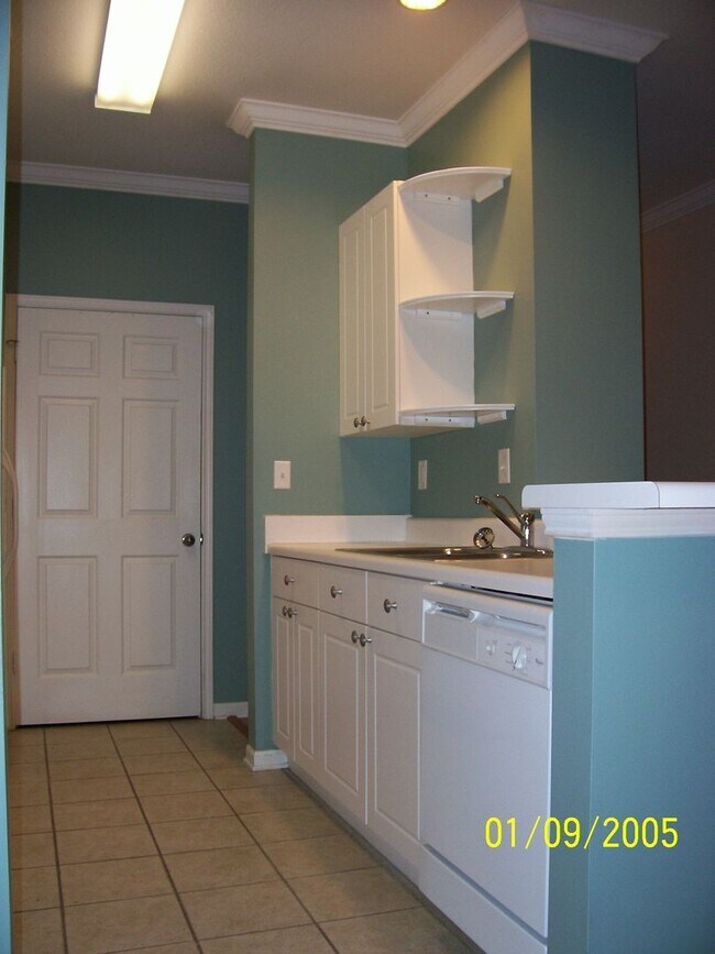 Foto del edificio - 3 Bedroom/ 2 Bathroom Condo in August!