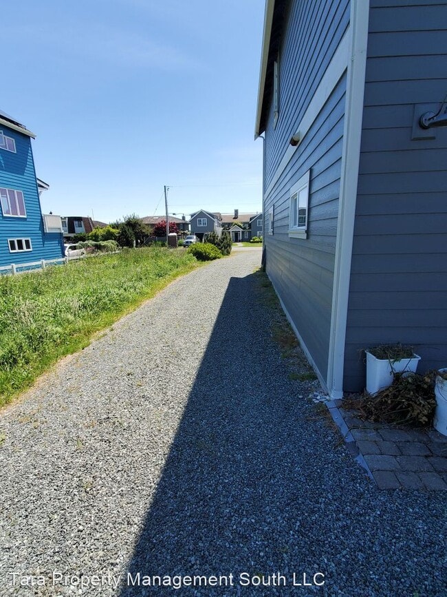 Building Photo - 1 br, 1 bath House - 2099 Shore Ave. Unit B