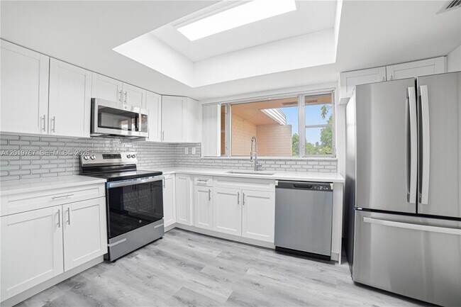 Foto del edificio - 5201 Yellow Pine Ln