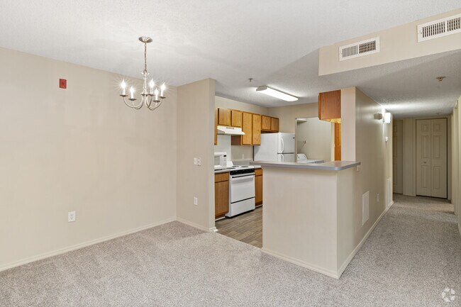 2 habitaciones, 2 baños - 1180 pies cuadrados - Cocina/comedor - Regency Pointe II