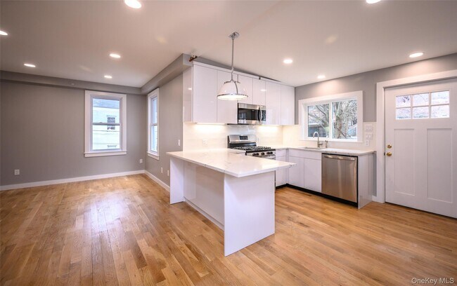 Building Photo - 86 Main St