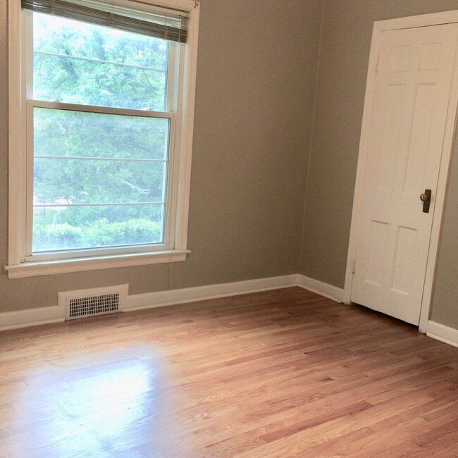 Building Photo - Large brick home, 3 fireplaces, Raytown sc...