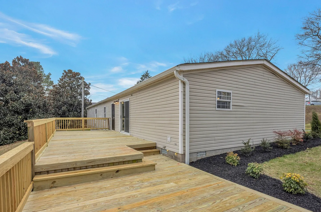 Building Photo - 15 Lakeview Dr