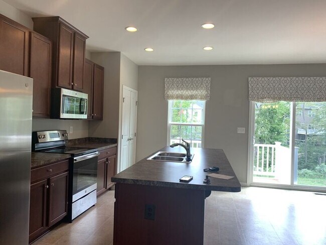 Building Photo - 8667 Rosecrans Ln