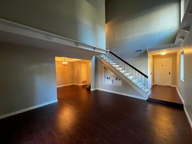 Building Photo - 2 Bedroom 3 Bath Condo for Rent in an Excellent Area of Fullerton