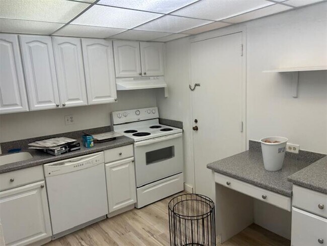 Building Photo - 3720 Inverrary Dr