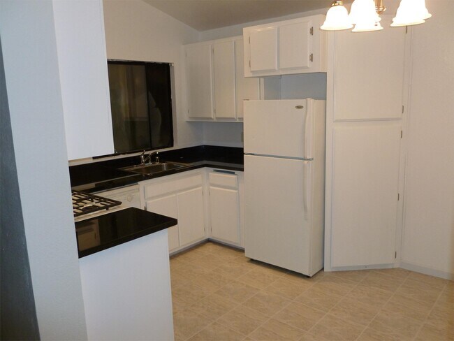 Building Photo - 494 Lewis Ln