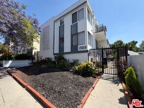 Building Photo - 1308 N Poinsettia Pl