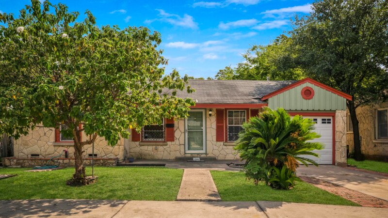 Foto principal - 2242 W Magnolia Ave