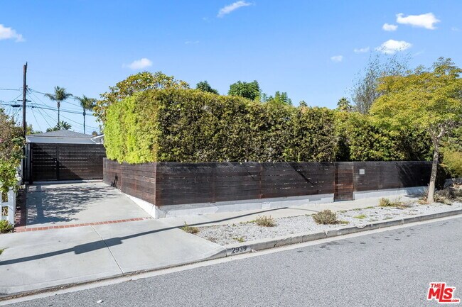 Building Photo - 2939 Oakhurst Ave