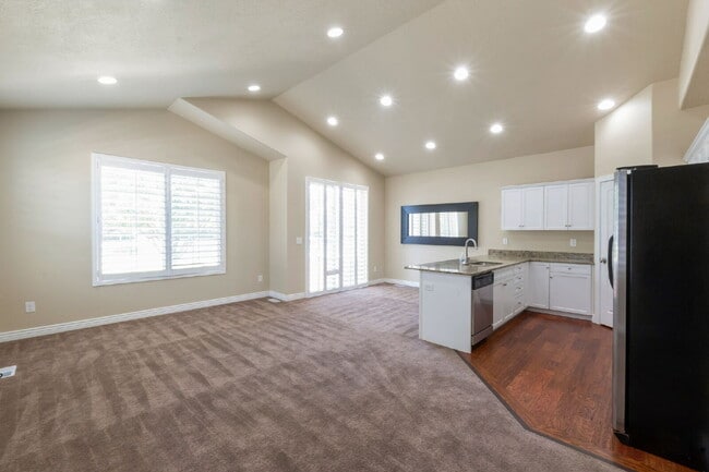 Building Photo - Resort-Style Living near Traverse Mountain