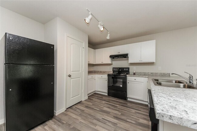 Building Photo - 230 Hyacinth Ct