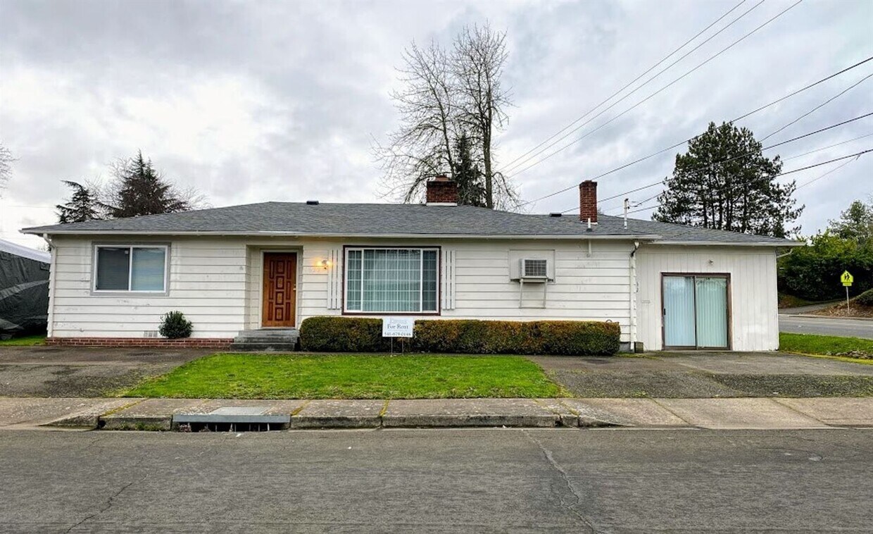 Primary Photo - 3 br, 2 bath House - 622 W Pilger St