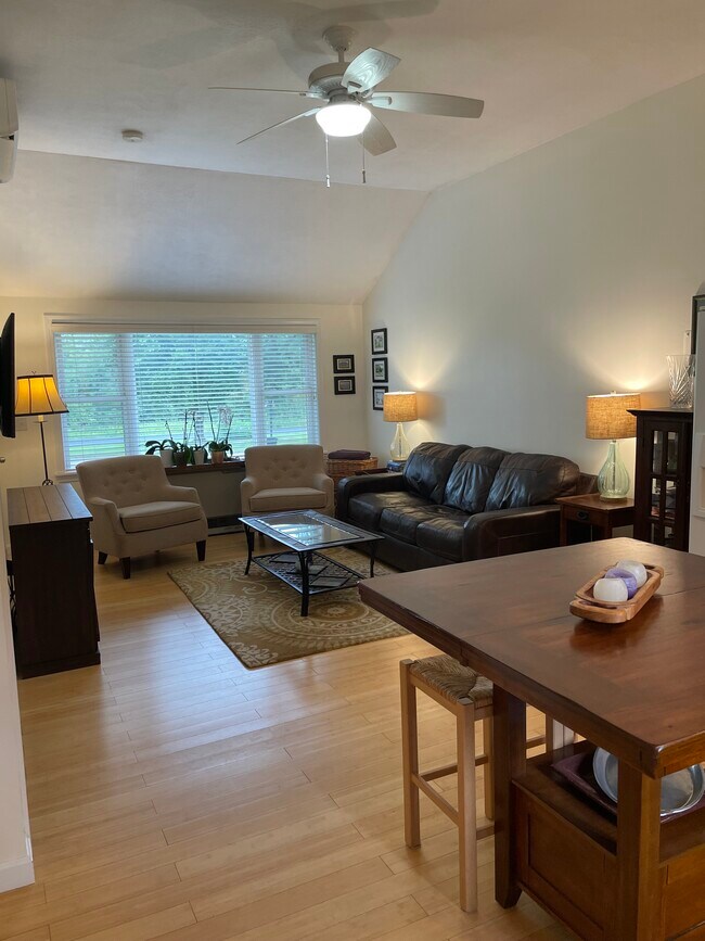 Foto del edificio - 18 Woodside Meadow Rd