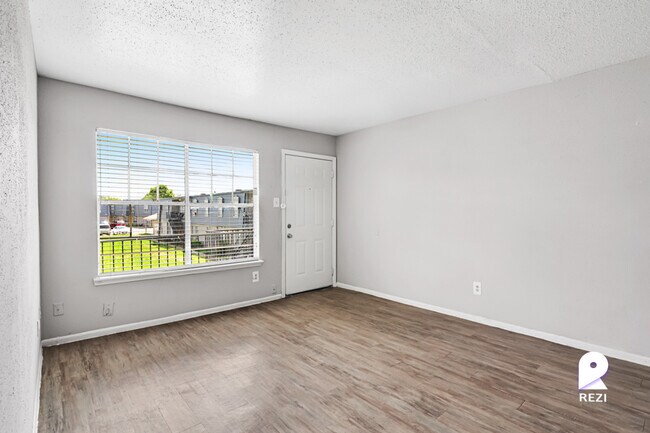 Building Photo - 11810 Algonquin Dr