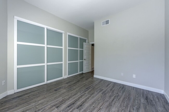Building Photo - 2 Bedroom Condo in Great Location with Poo...