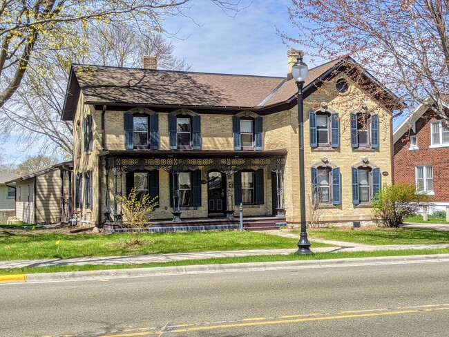 Building Photo - 128 S Main St