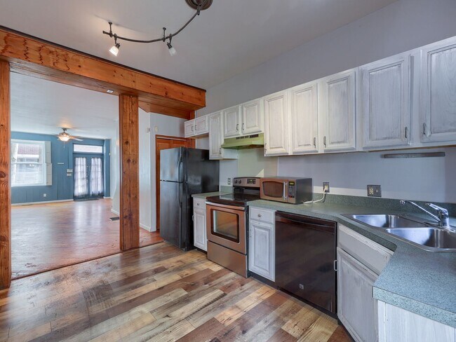 Foto del edificio - Large 2BR/2BTH house on Penn St!