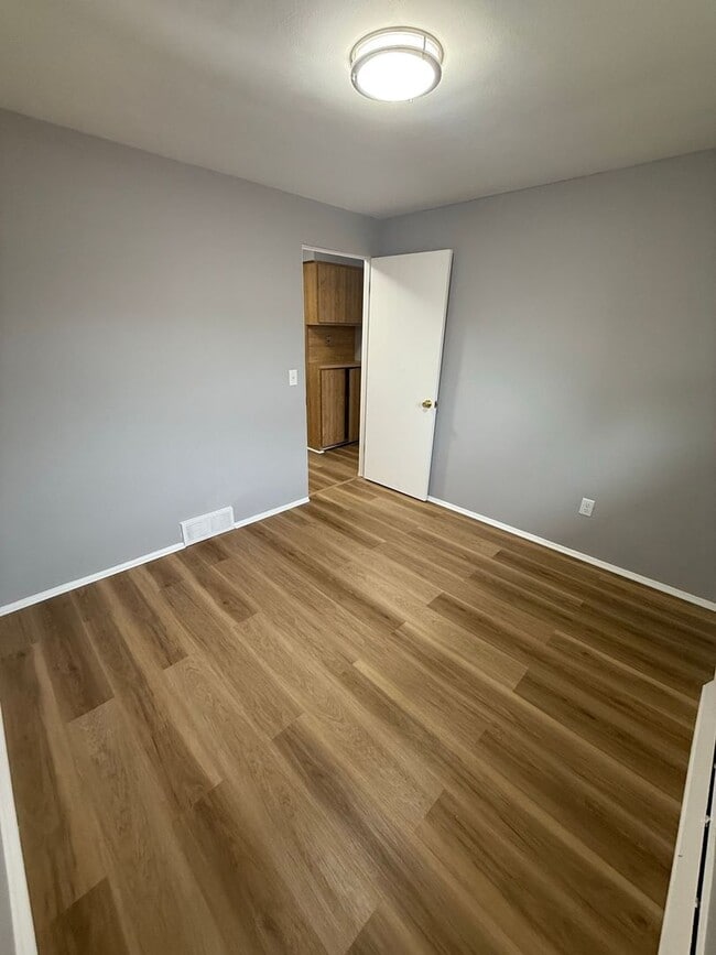 Building Photo - 3 Bedroom Single Family