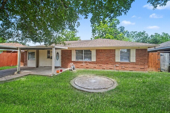 Foto del edificio - 2121 Hickory Ln