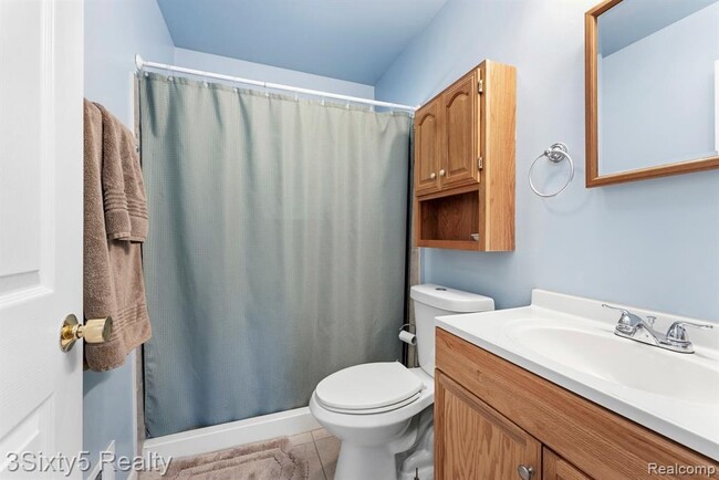 Building Photo - 5048 Glenis St