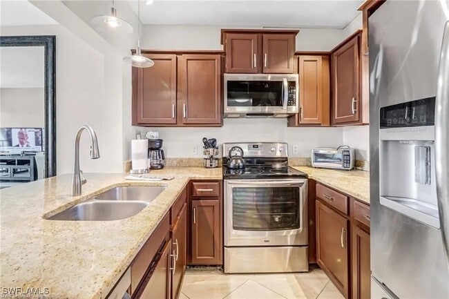 Building Photo - 805 River Point Dr