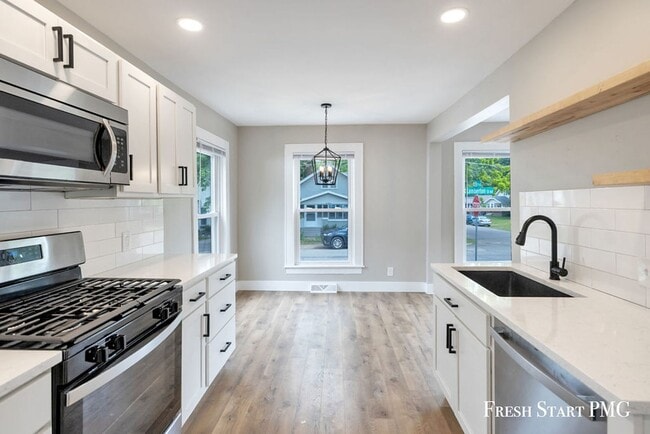 Building Photo - Modern Charm & Fresh Renovation Near River...