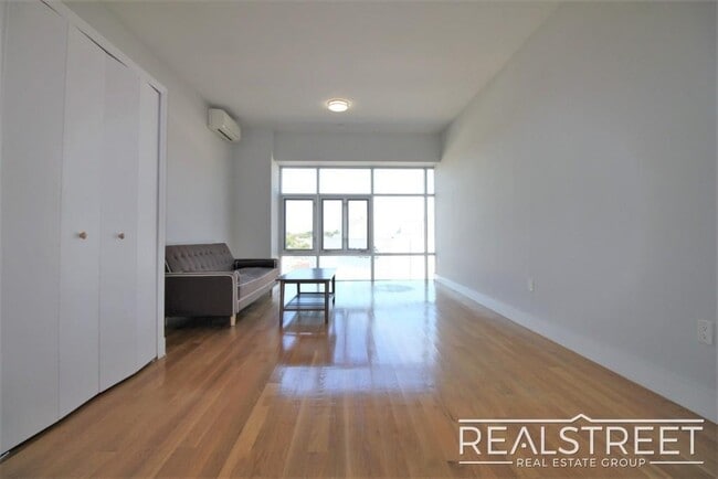 Building Photo - LUXURY LOFT in Queens!