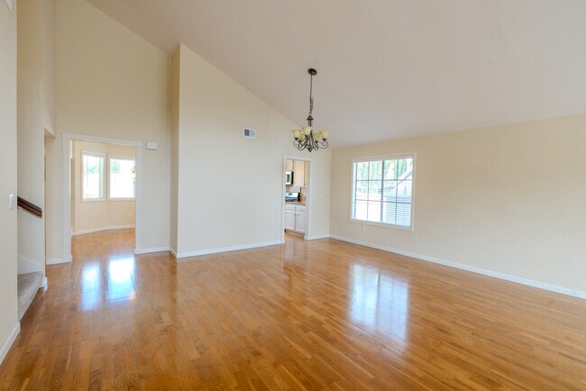 Foto del edificio - 7588 Rock Canyon Dr