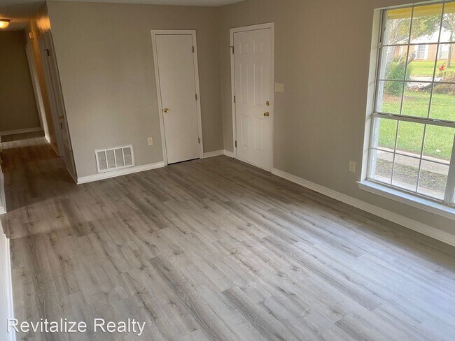 Building Photo - 3 br, 1.5 bath House - 76 Mayfair Ln