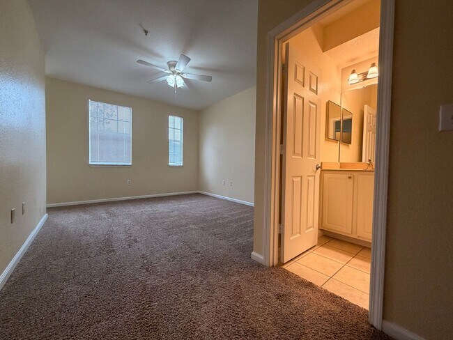 Foto del edificio - 2/2 Mirabella- Gate Pkwy Condo with Private Ground-Floor Entry & Balcony! Amenities! Washer / Dry...
