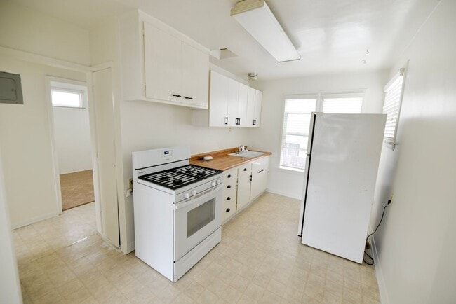 Building Photo - 200 Avenida Rosa
