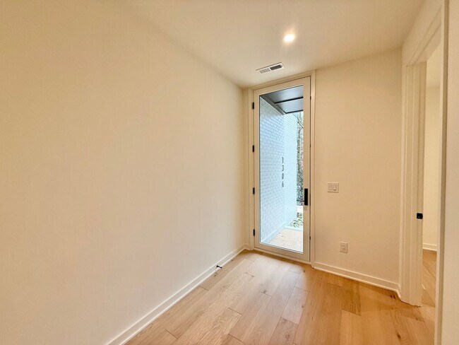 Foto del edificio - Luxurious New Construction 4BD, 2.5BA Raleigh Townhome with a Rooftop Terrace in a Prime Location...