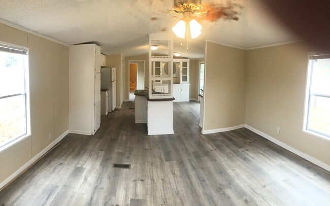 Building Photo - Newly remodeled 3 BDR / 2 BA