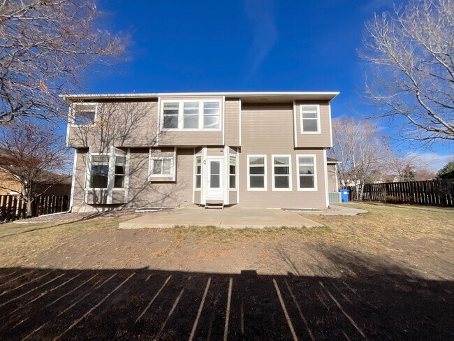 Foto del edificio - 5 Bedroom Home Available Near Rangewood Dr & Vickers Dr!