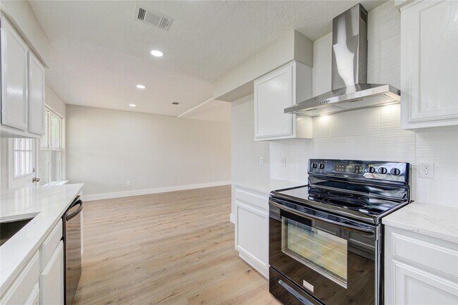Foto del edificio - 328 Meadow Wood Ct