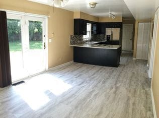 Photo - Nice 4 bedroom 2 bath located in Graymoor/... House