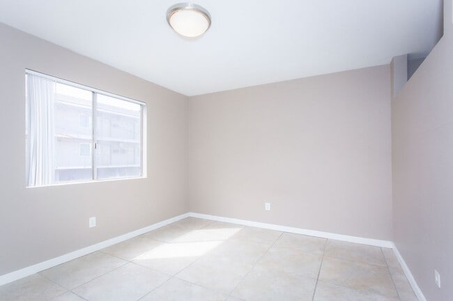 Foto del edificio - 8TH STREET APARTMENTS