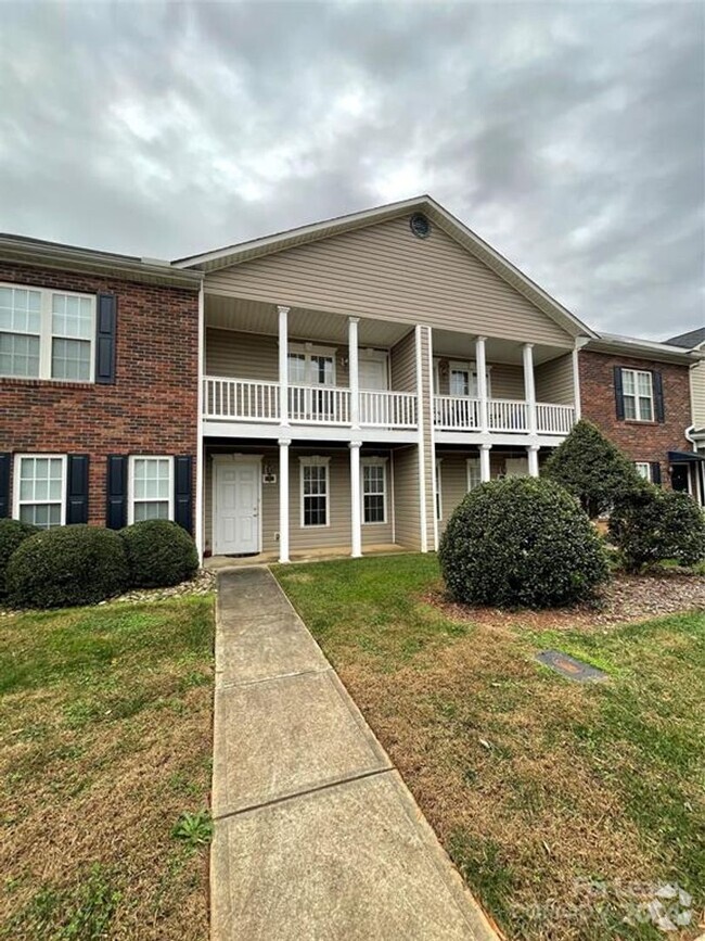 Building Photo - 1619 Oak Leaf Dr NW