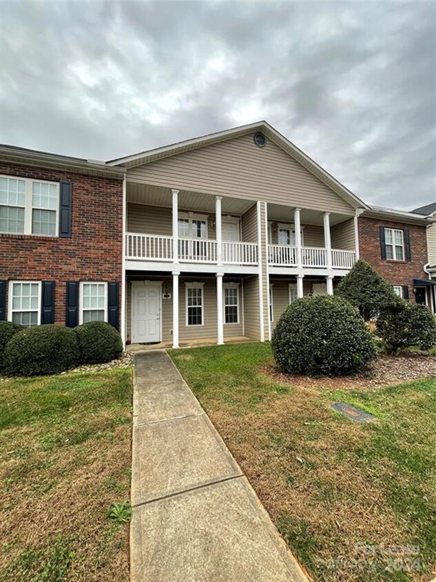 Primary Photo - Spacious 2BR 2BA Townhome In Prime Location!