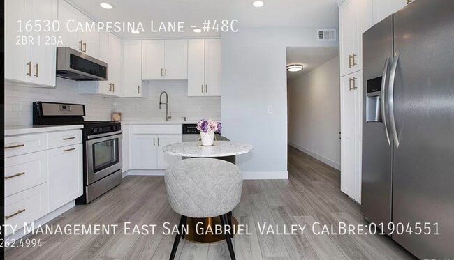 Building Photo - BEAUTIFUL TWO BEDROOM TOWNHOME IN PRIME HU...