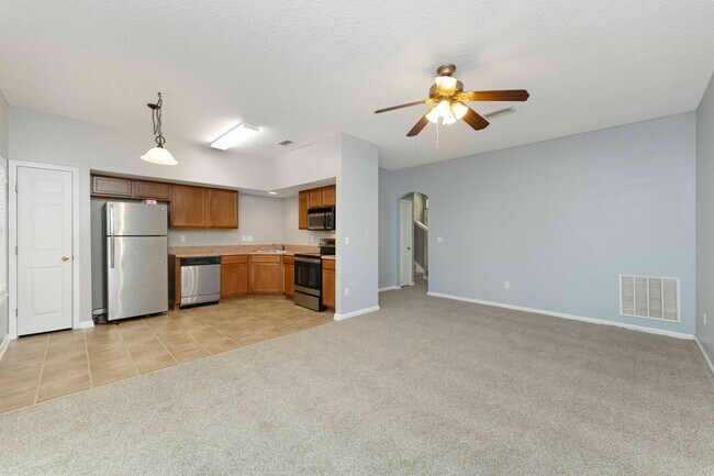 Foto del edificio - Charming 3BR Townhouse with Garage & Priva...