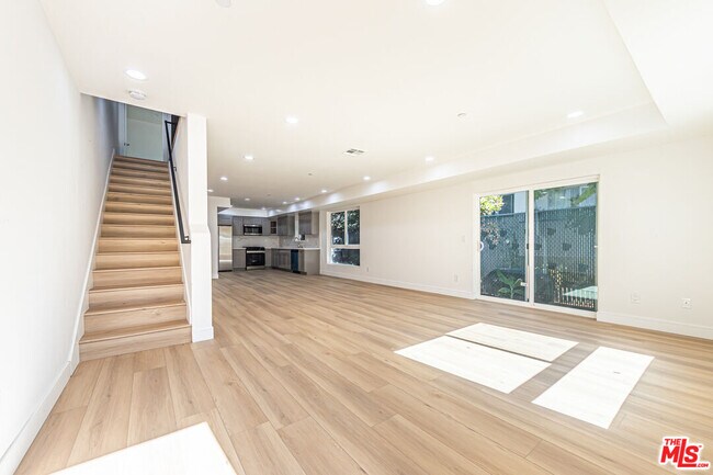 Foto del edificio - 6021 1/2 Romaine St