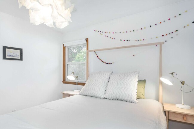 Foto del edificio - 3 BR eastside single family home. Fenced in yard. Fully furnished. Flexible leases.