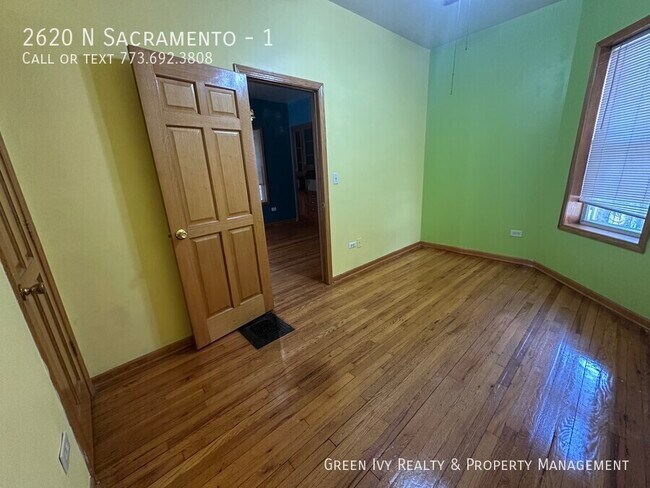 Foto del edificio - 2620 N Sacramento-1