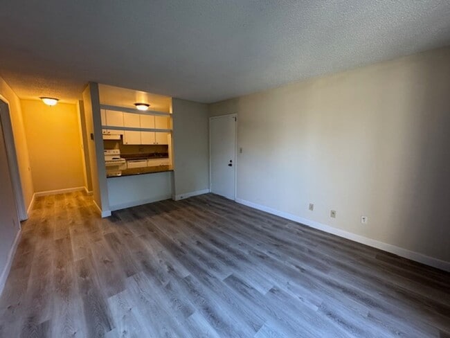 Building Photo - 1 bedroom end unit-New plank flooring thro...
