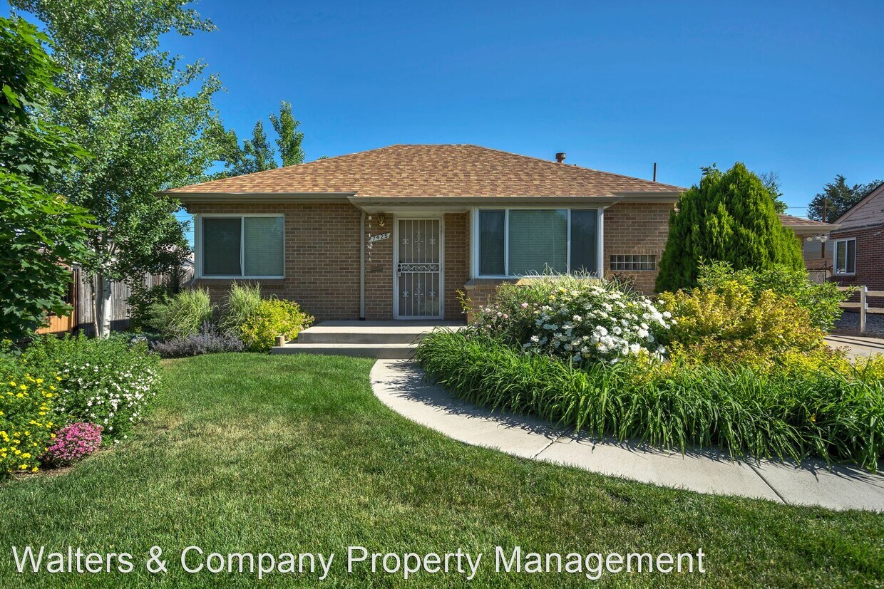 Foto principal - 4 br, 2 bath House - 7425 Montview Blvd.